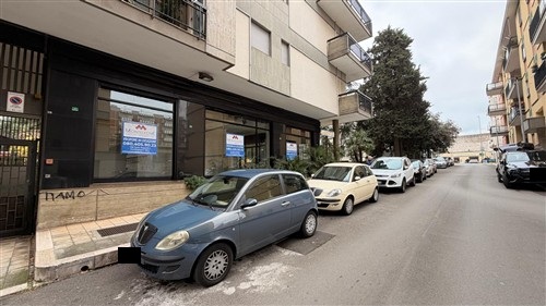 Locale commerciale angolare con 4 vetrine, giardino e cortile, zona ospedale